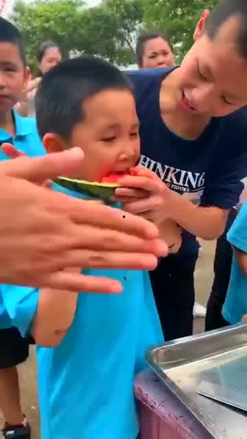 女孩子旅游吃瓜,女孩们的甜蜜旅行美食记