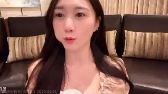 女主播吃葫芦瓜,趣味横生引网友热议