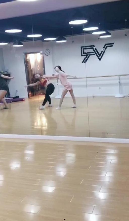 最火吃瓜舞蹈视频,一起摇摆成为潮流焦点