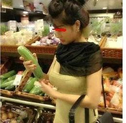 白衣教练挑杯吃瓜,一场别开生面的趣味挑战