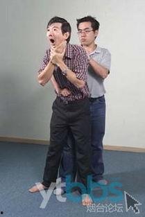 白衣教练挑杯吃瓜,一场别开生面的趣味挑战