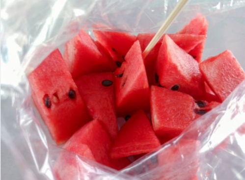 吃瓜有年龄限制吗,揭秘网络热议背后的年龄限制之谜