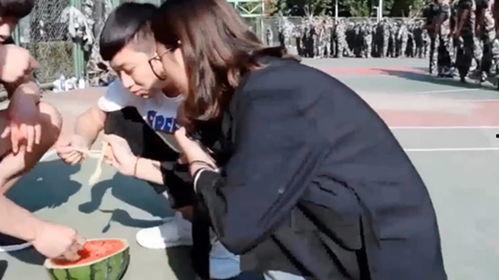 军训追吃瓜学长,学长追瓜背后的浪漫故事