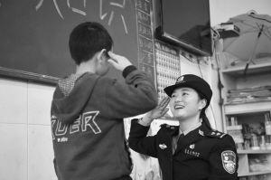 警花吃瓜事件视频,网络热议背后的真相揭秘