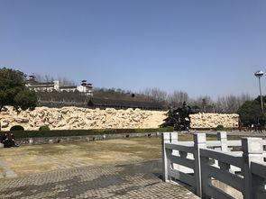 武汉长椅吃瓜,街头文化新风尚