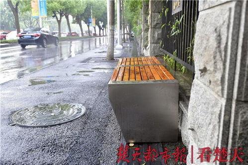 武汉长椅吃瓜,街头文化新风尚