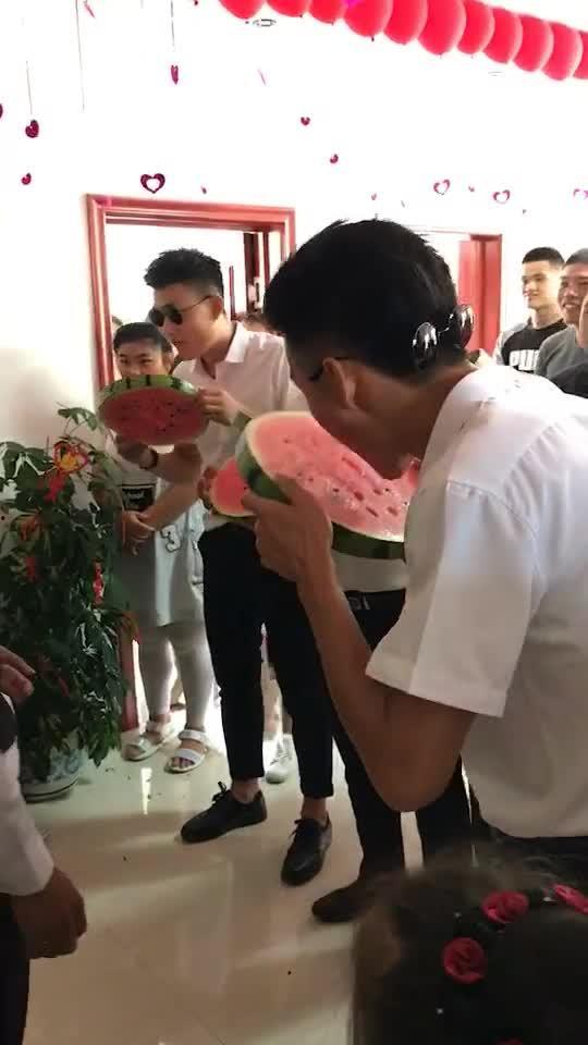 兄弟帮现场吃瓜